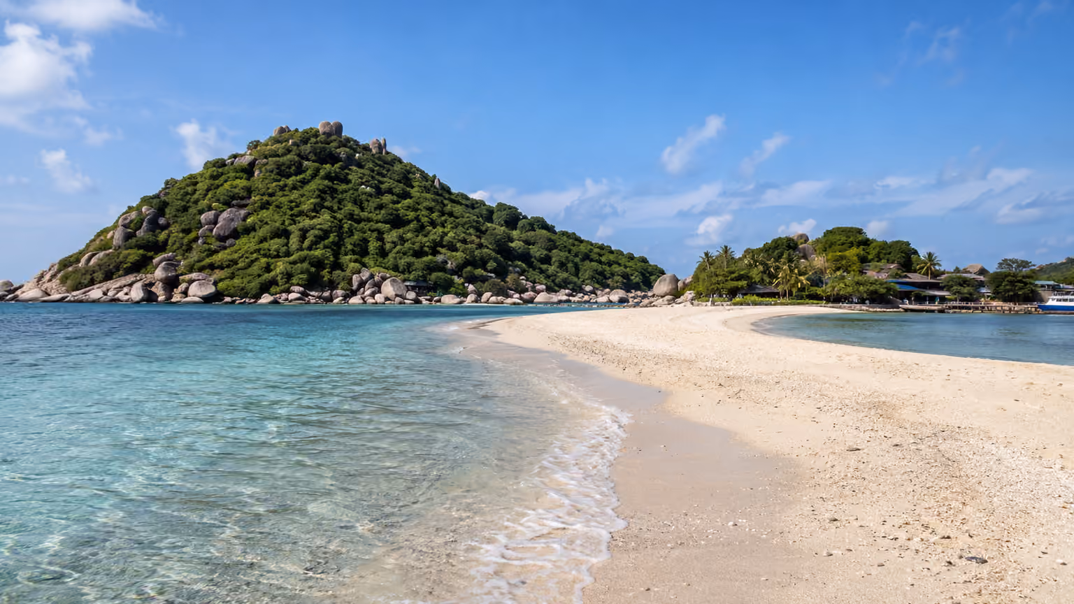 An eye-level Koh Nang Yuan sandbar scene with pale sand